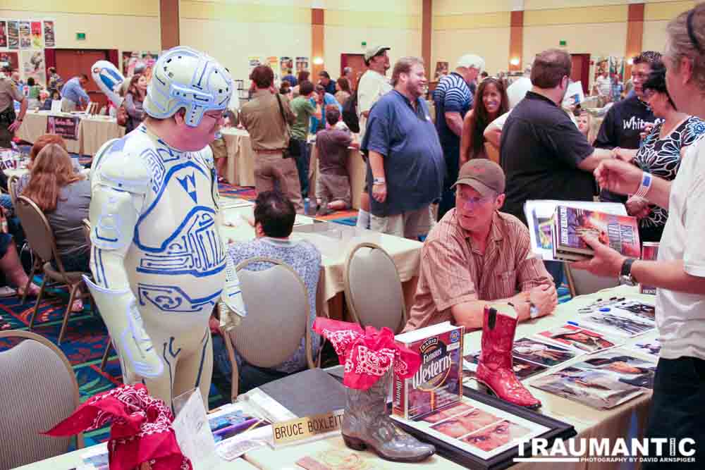 The Hollywood Collector's Show is what is commonly referred to as a 'Celebrity Petting Zoo' by an actress I know.  I was invited to this show to take pictures of Cindy Morgan and Bruce Boxleitner as they signed for fans.  Jay Maynard, The TRON Guy, was also there.  A weird time was had by all.